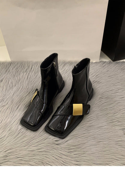 Flat-bottomed square-toed black boots