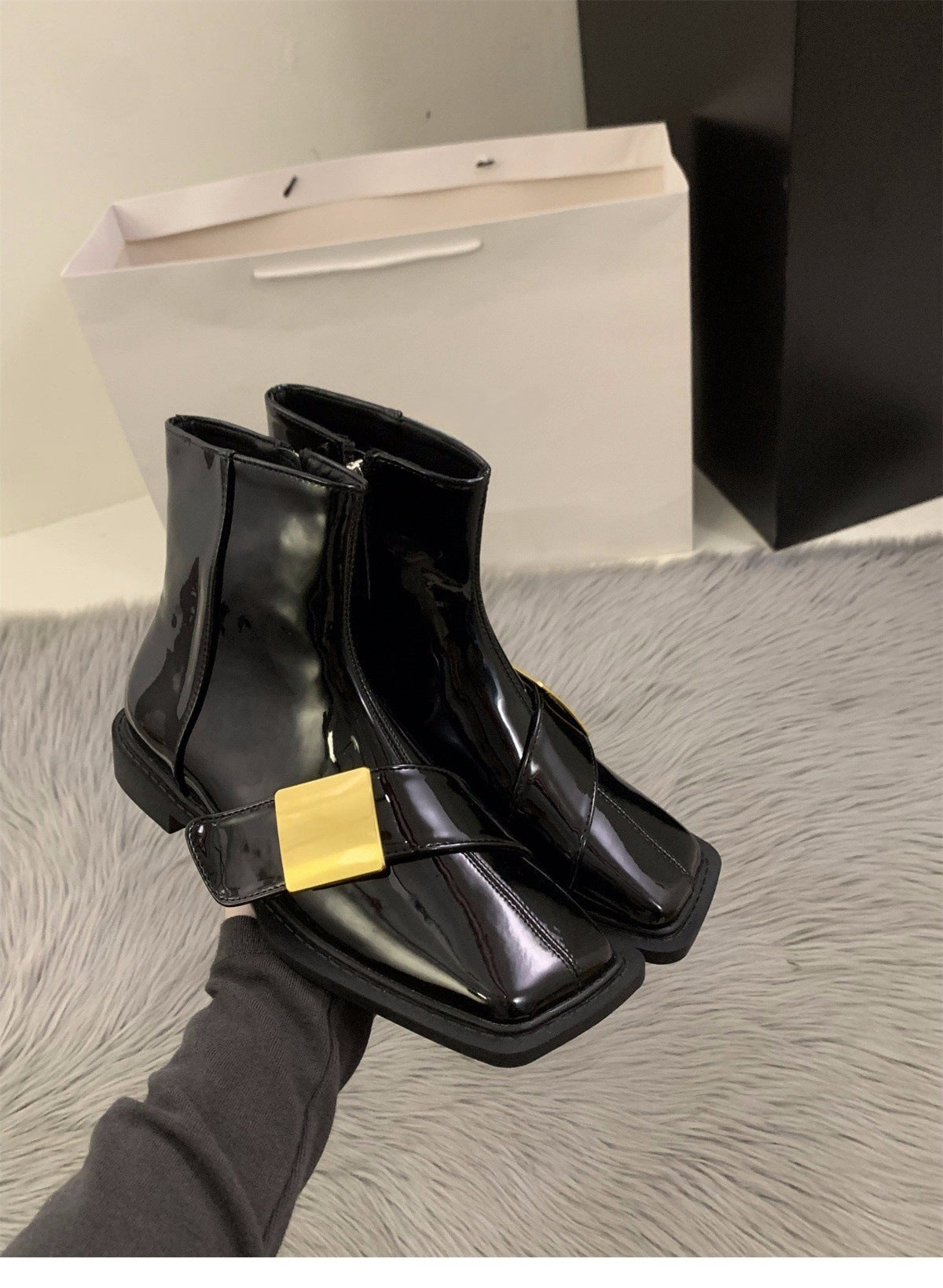 Flat-bottomed square-toed black boots