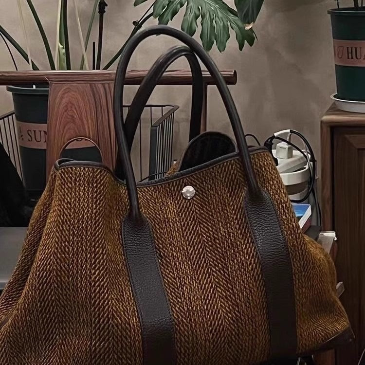 Kalonbd woolen shoulder handbag (pre-book)