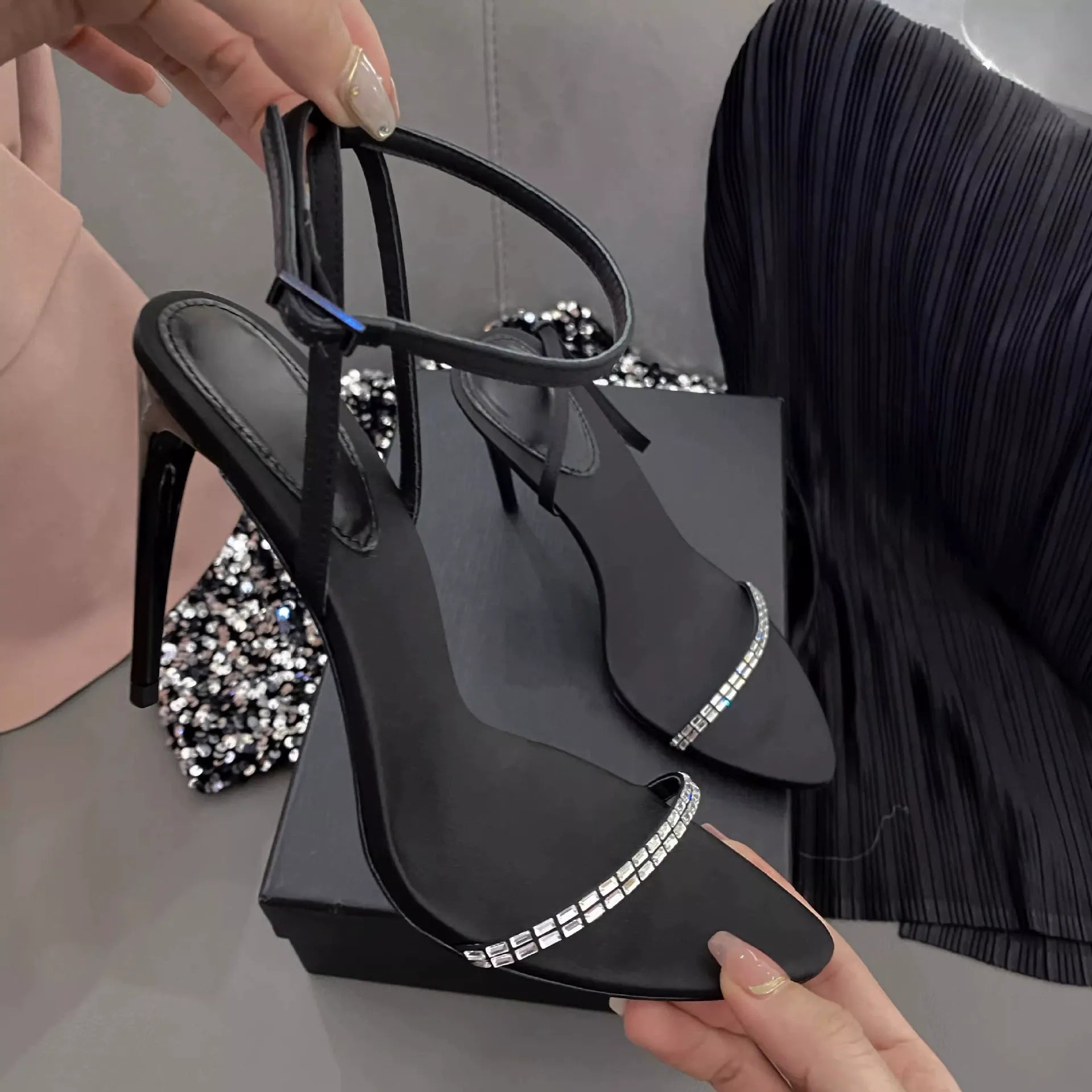 KalonBd Rhinestone pointed black high heels(Pre-Book)